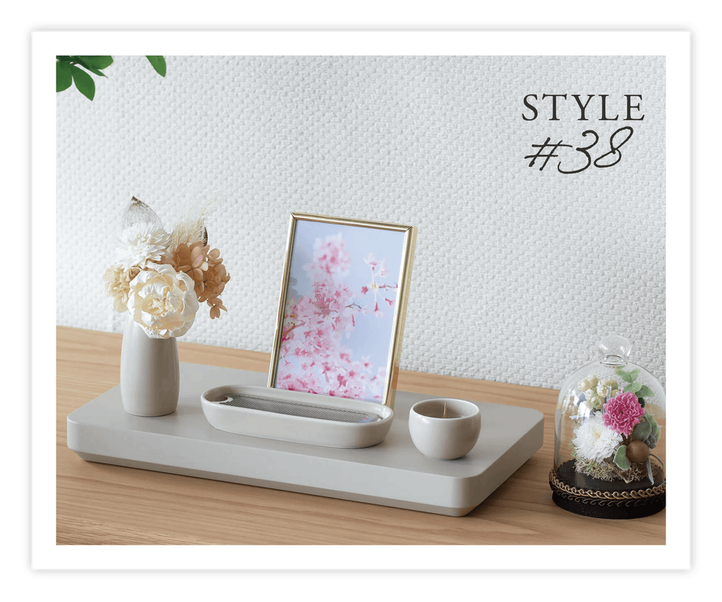 花で華やぎを添えた<br>やさしいベージュの祈り空間